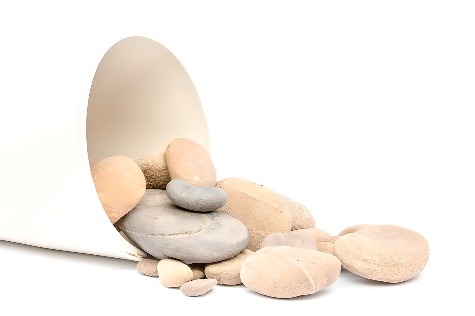 PDGIT2249102: Ciottoli beige e grigi nell’ovale bianco