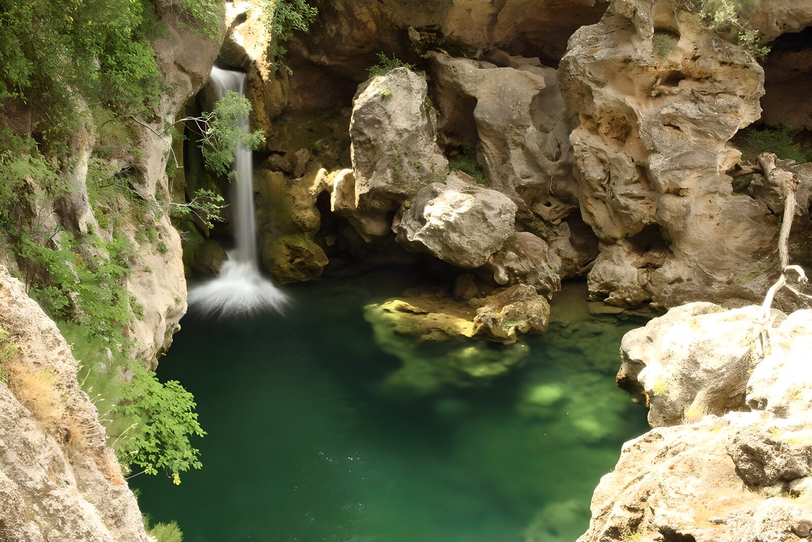 PDGIT9094182: Cascata tra le rocce e acqua verde