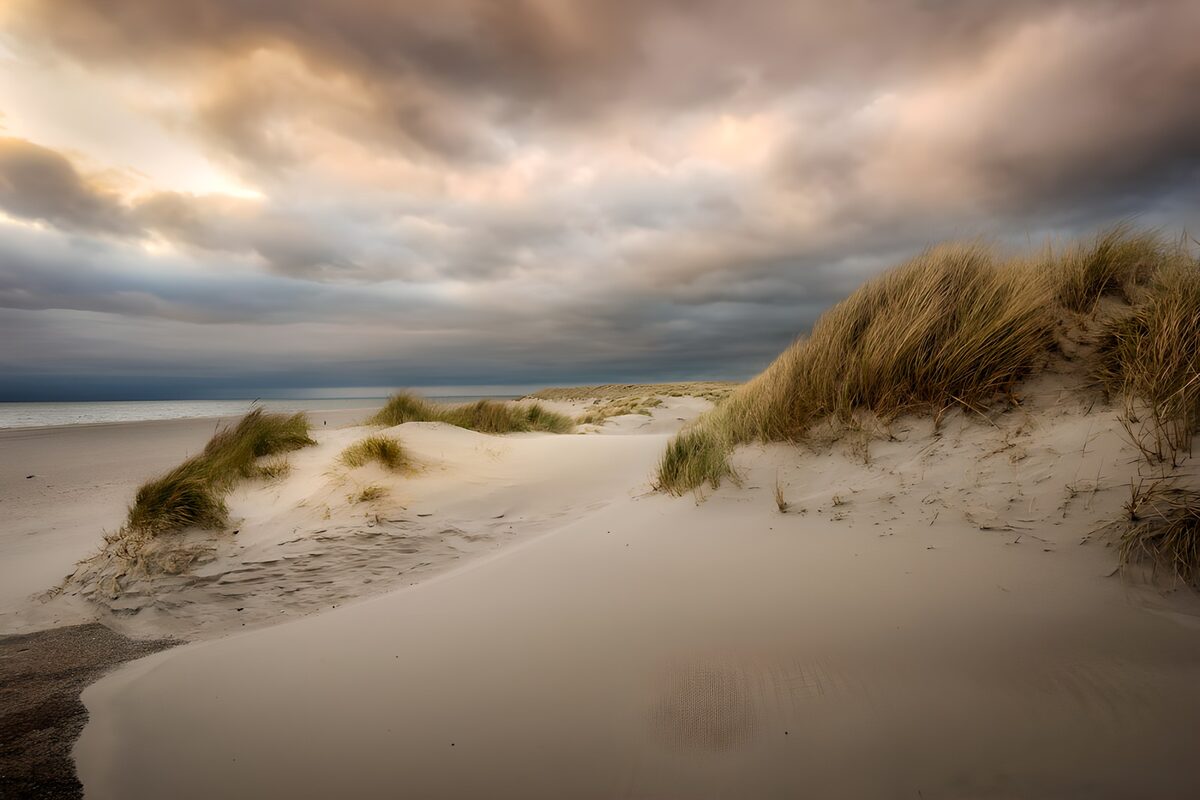 Dune di sabbia sotto un cielo inquieto