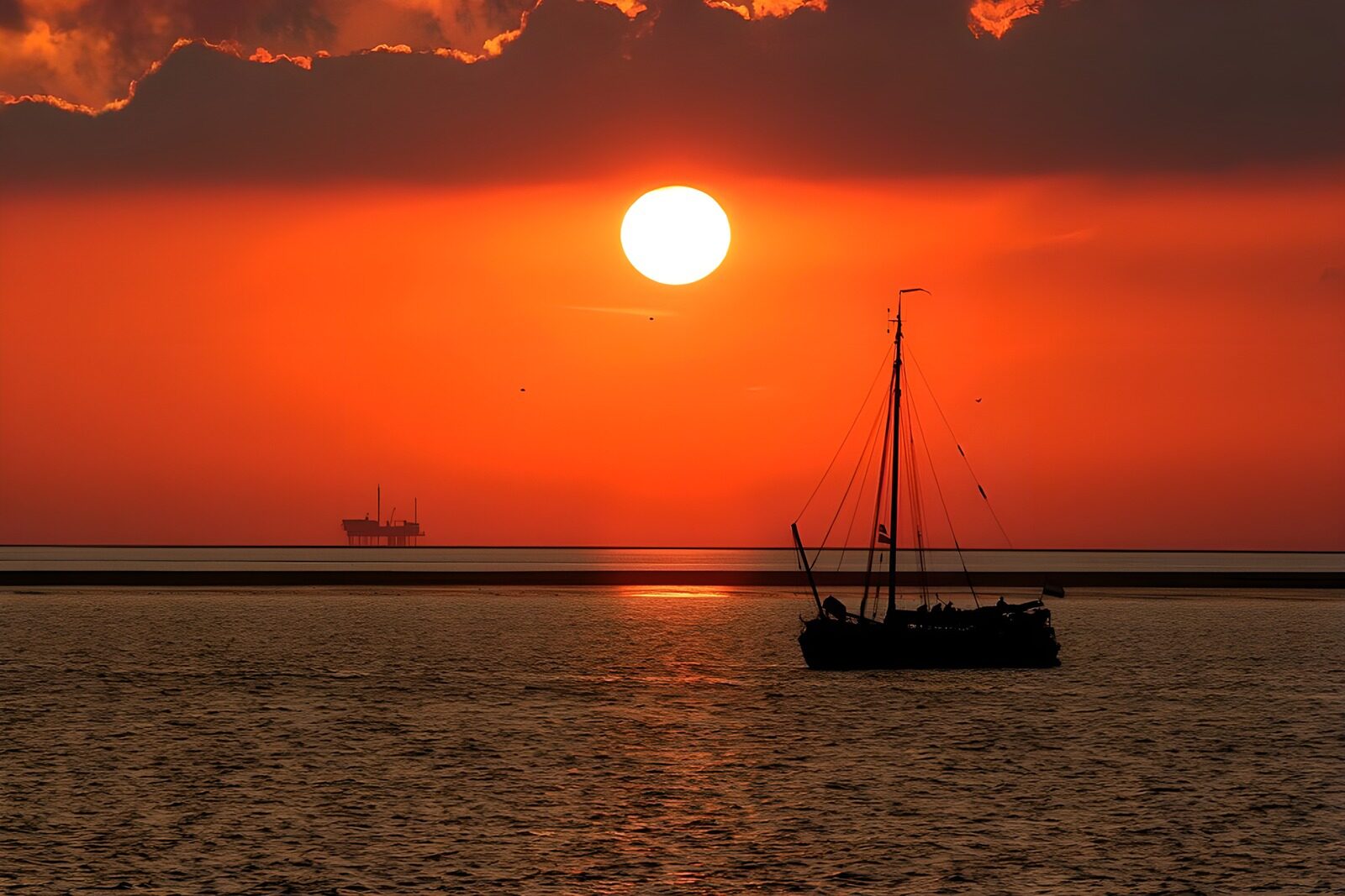 PDGIT6511921: Barca a vela nel tramonto rosso