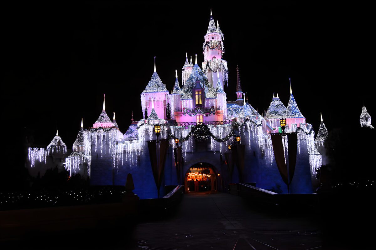 PDGIT7314630: Castello di fiaba con luci di Natale