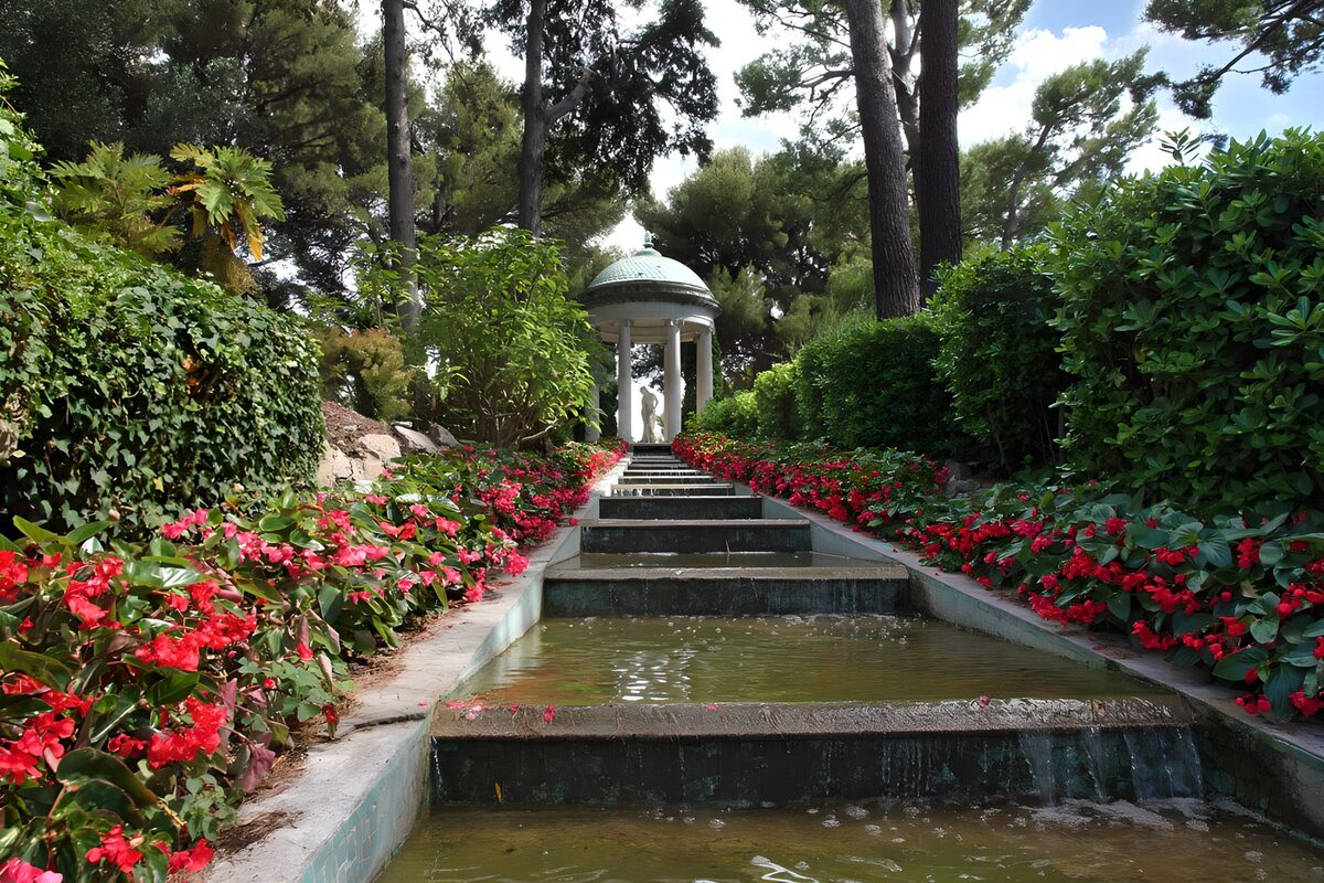 PDGIT7722729: Cascate e fiori all'ombra del padiglione