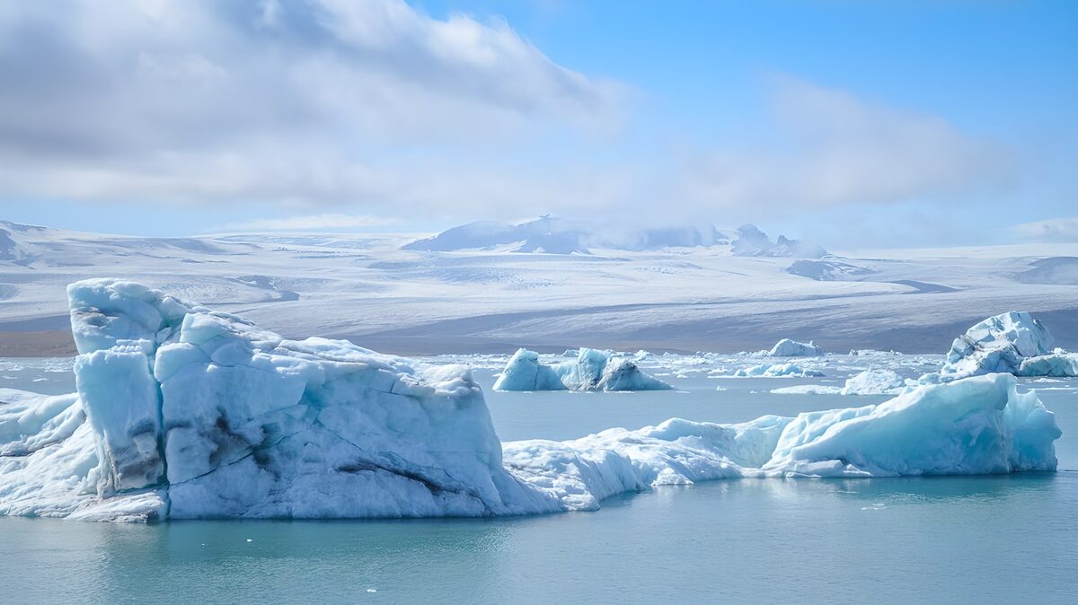 PDGIT3324890: Iceberg azzurri sull’acqua calma