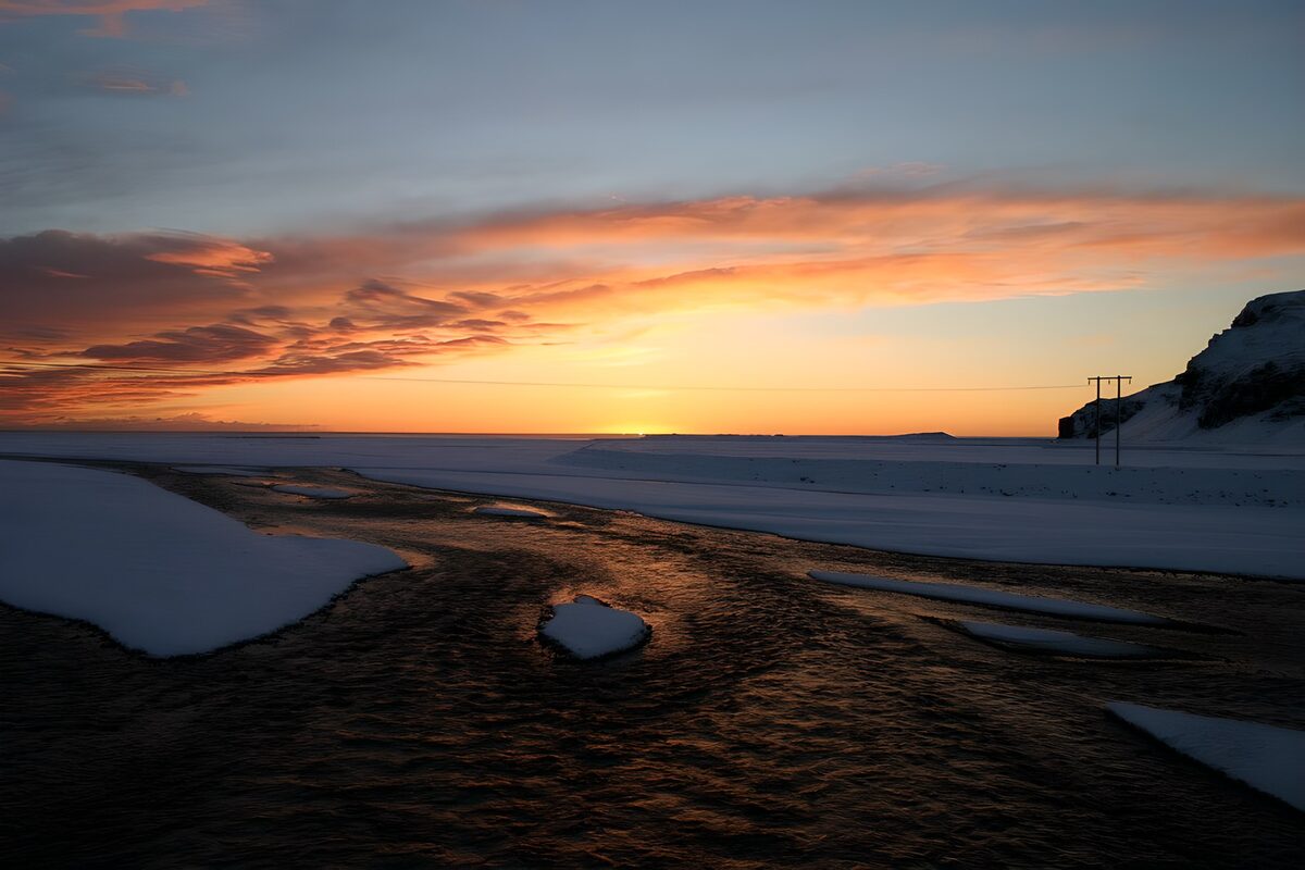 PDGIT5079577: Ruscello tra la neve al tramonto