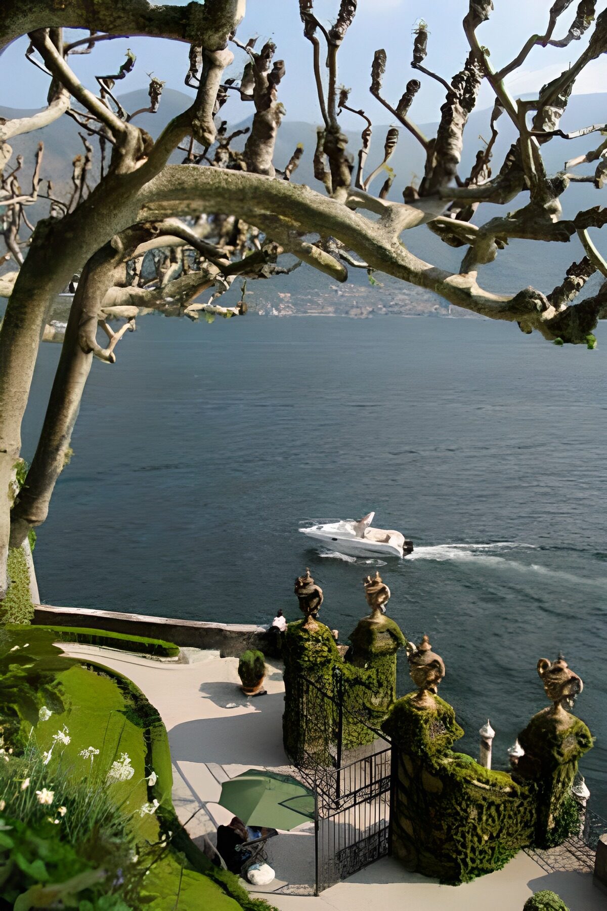 Giardino terrazzato con vista sull'acqua