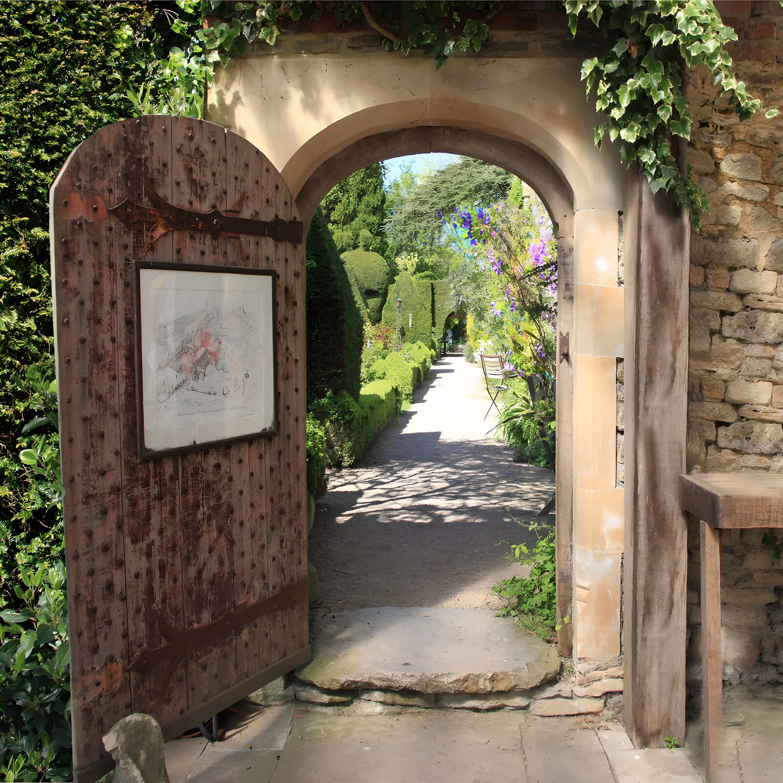 PDGIT9902962: Porta aperta sul giardino d’estate