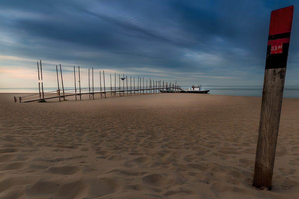 PDGIT4831875: Spiaggia e pontile nella luce della sera