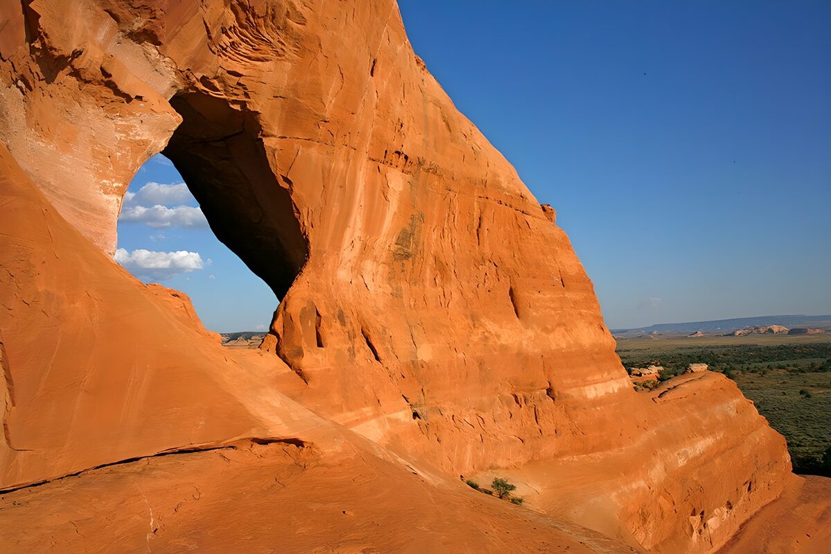 Arco di arenaria nella luce del deserto