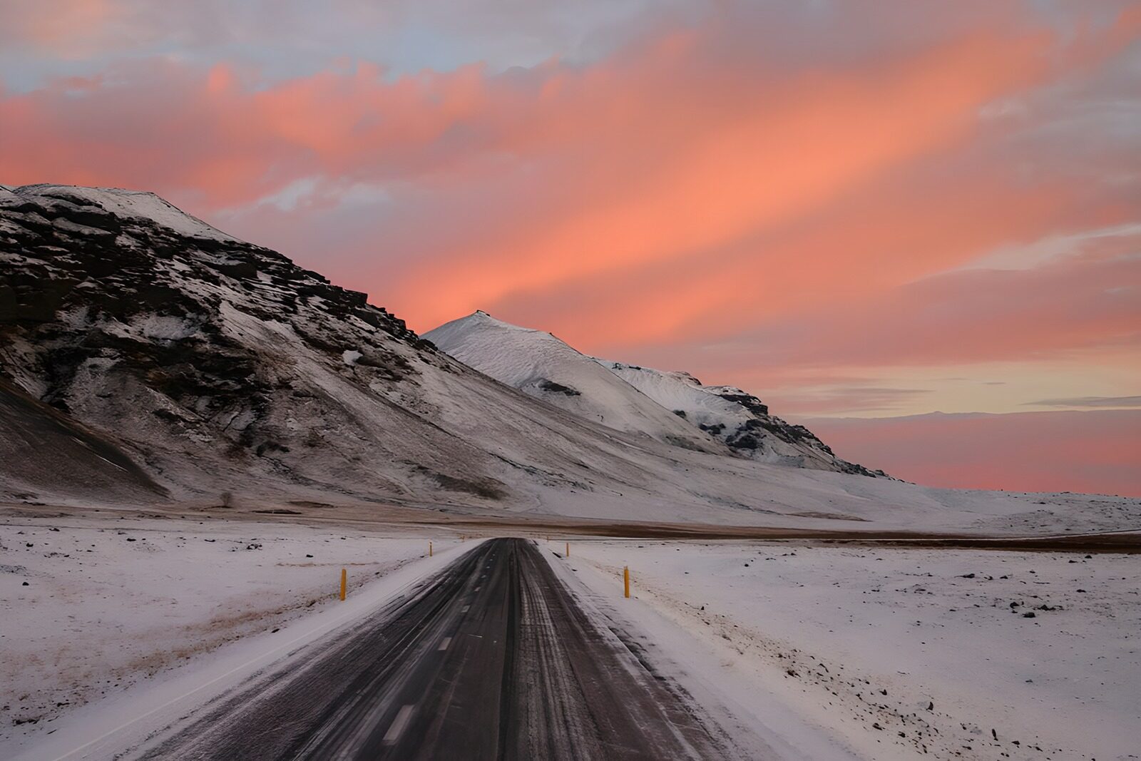 PDGIT1720976: Strada innevata sotto un cielo rosa