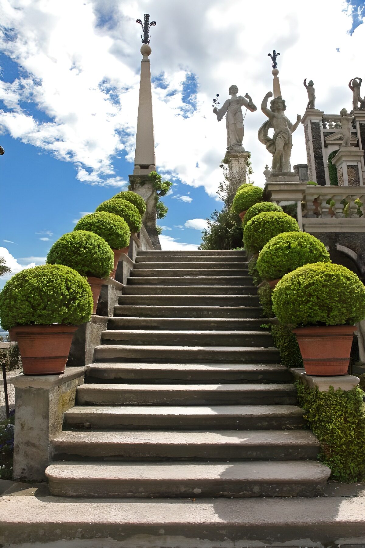 PDGIT4350957: Scalinata di pietra tra verde e statue