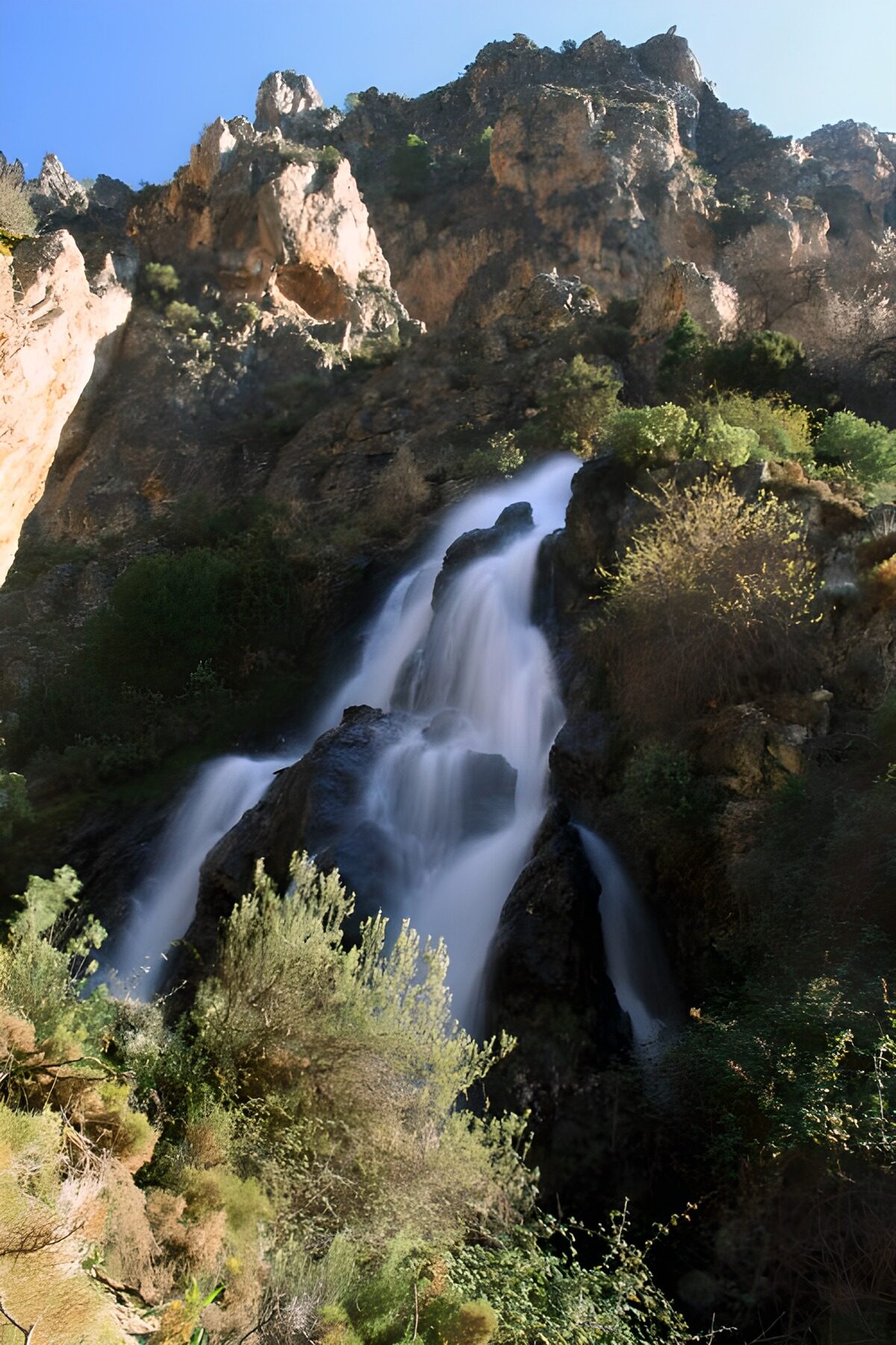 PDGIT6485988: Cascata tra le rocce della gola