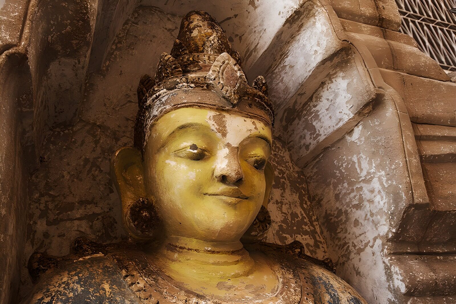 PDGIT8785318: Buddha dorato nella nicchia antica