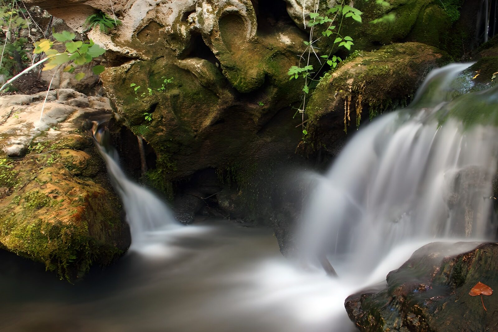 PDGIT8665166: Un velo d'acqua nel silenzio delle rocce
