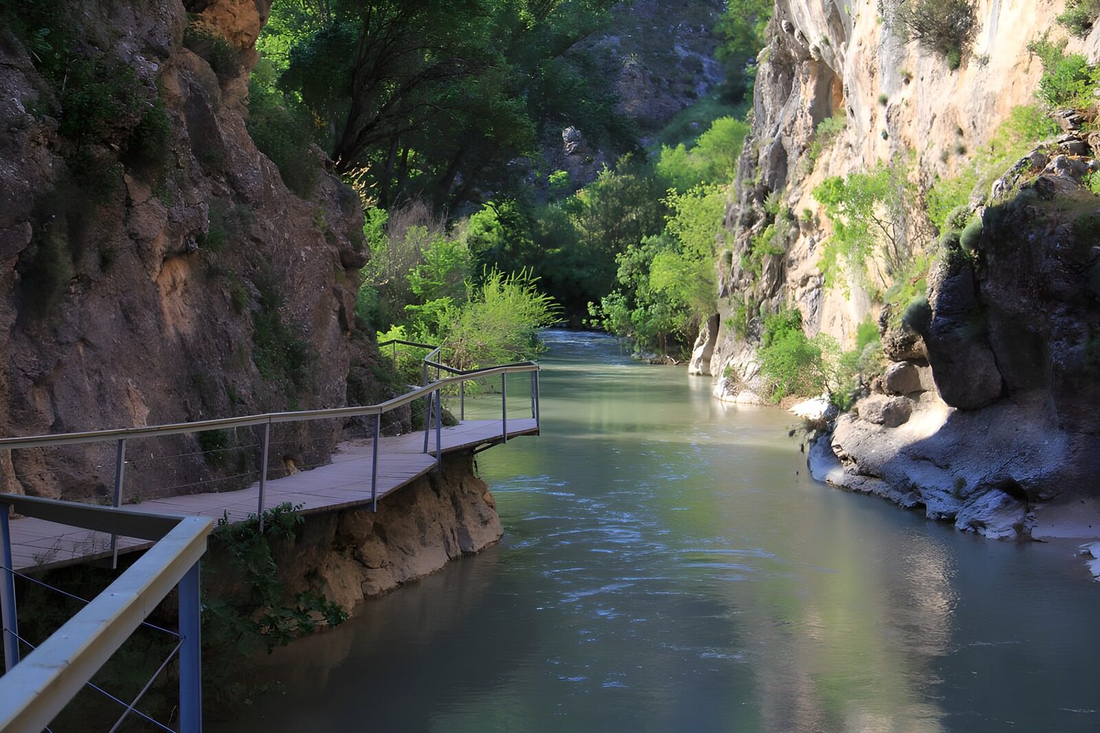 PDGIT5073305: Fiume e passerella tra le rocce