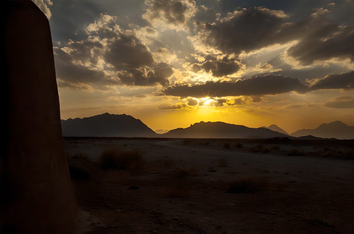 Tramonto sulle montagne del deserto