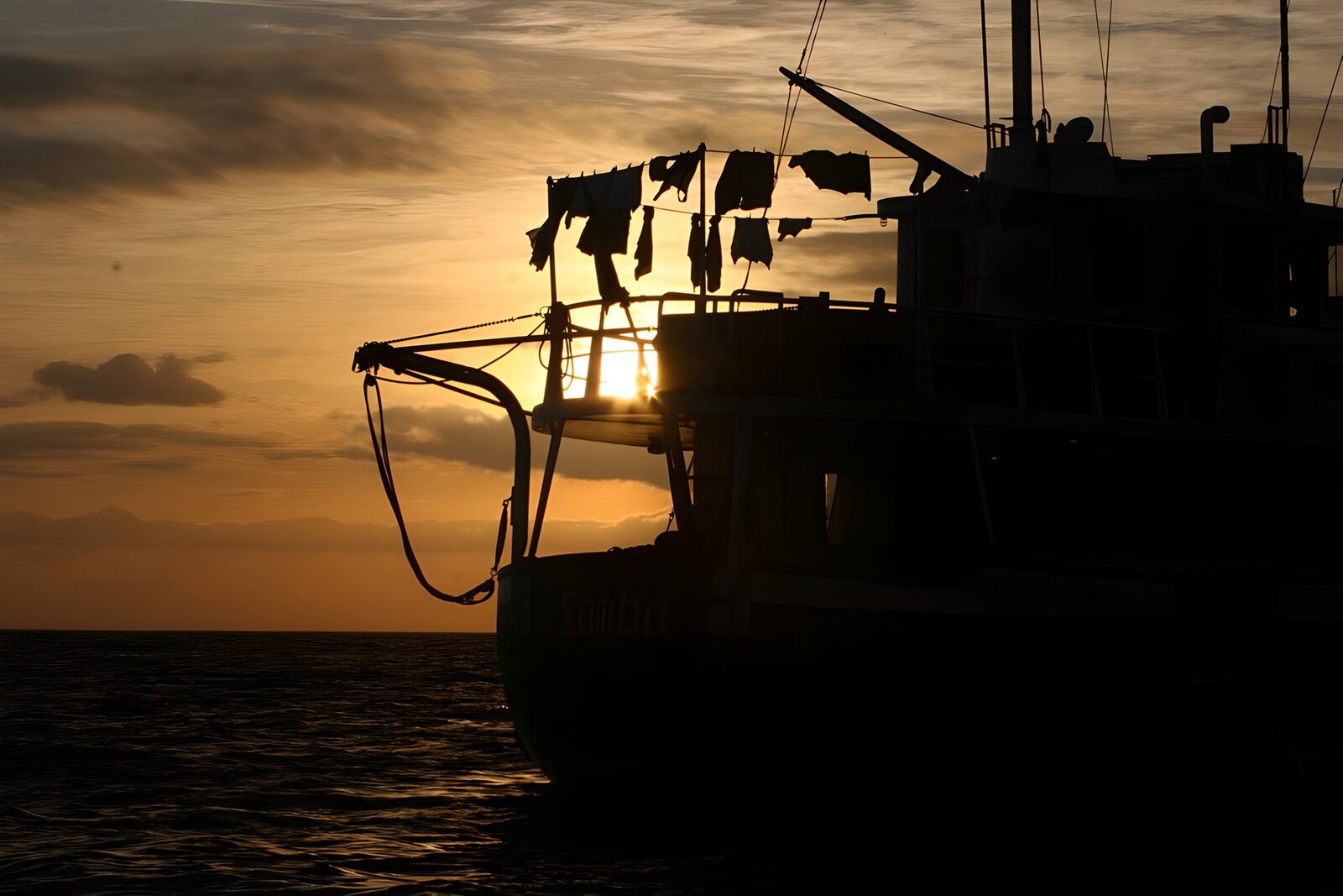 PDGIT4598219: Barca in controluce al tramonto