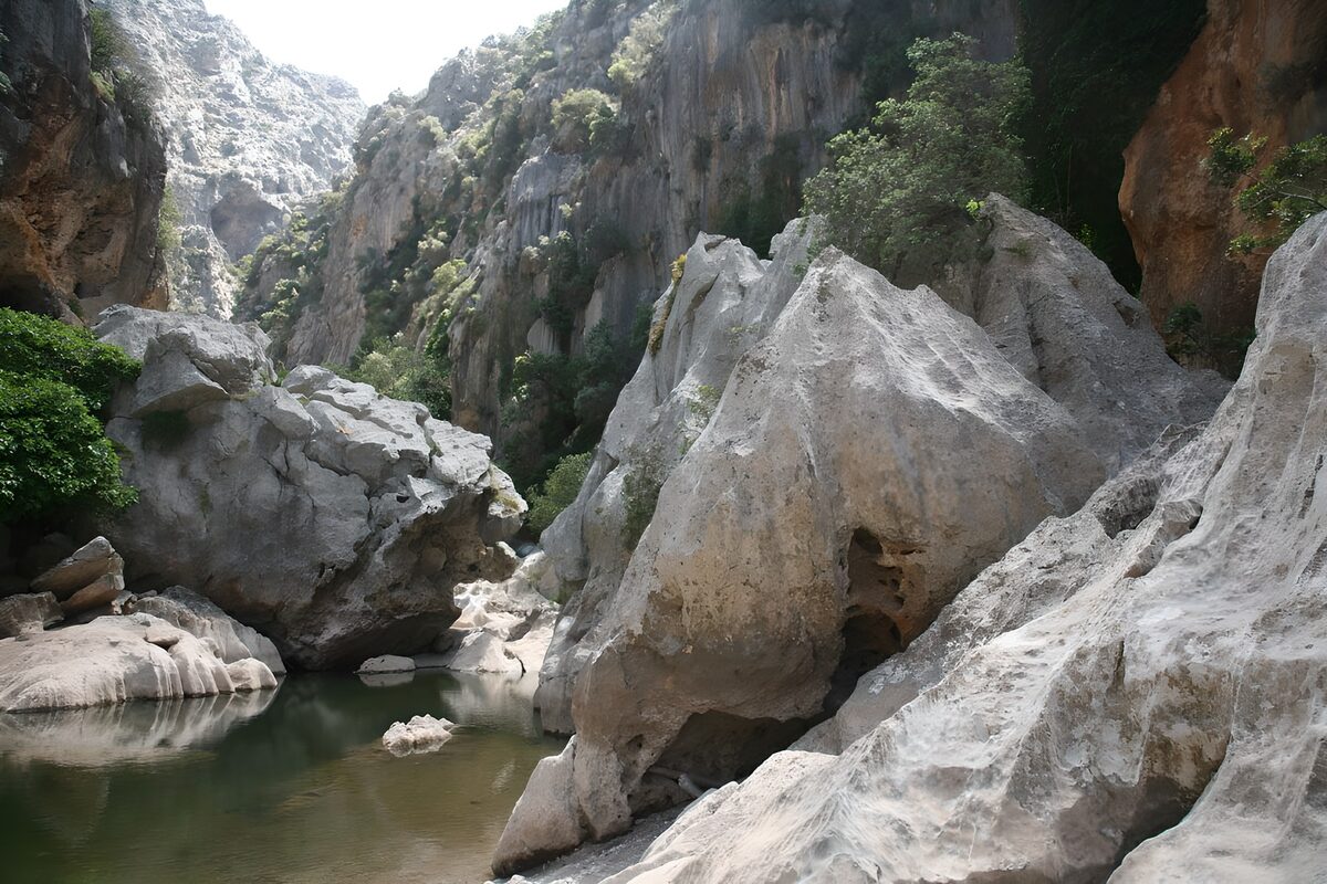 PDGIT3943523: Pozza verde tra rocce chiare e ombre