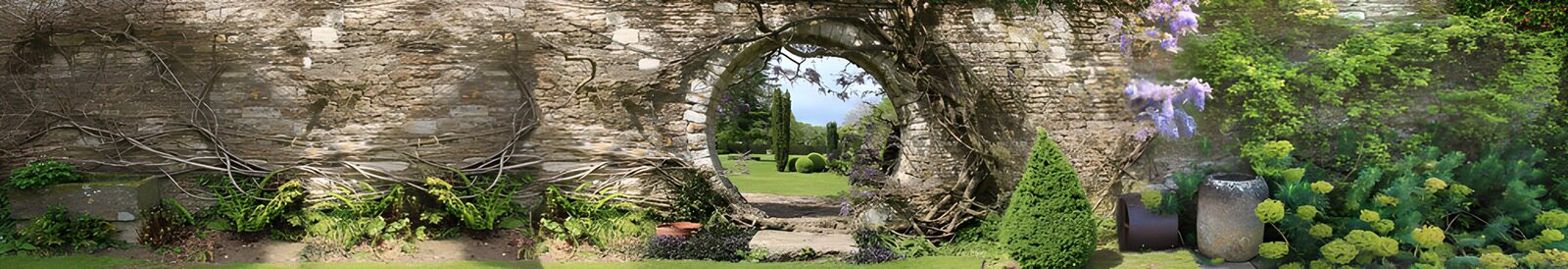PDGIT9824894: Giardino e varco tondo nel vecchio muro