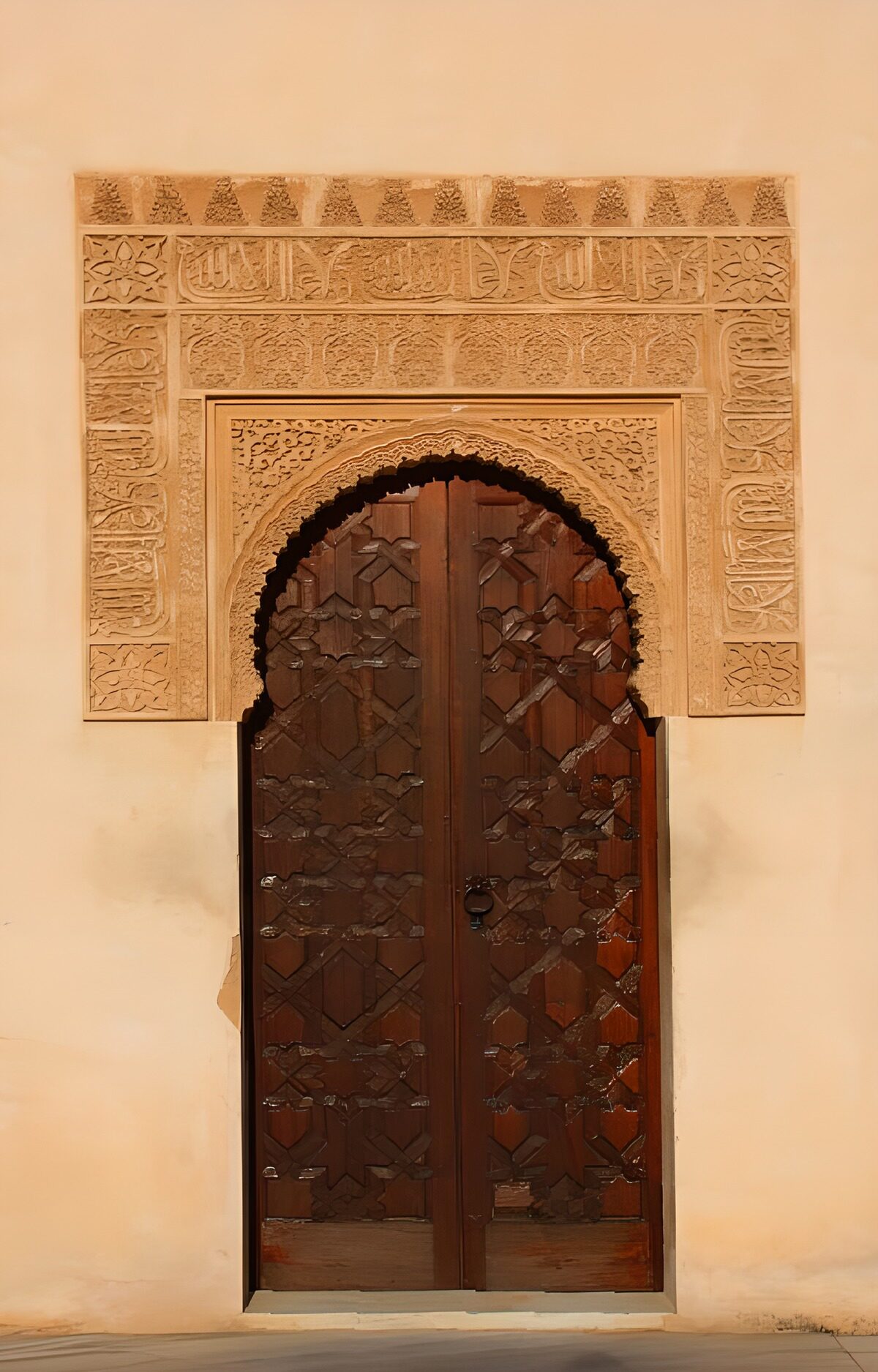 PDGIT6402102: Porta ad arco, intagli e quiete