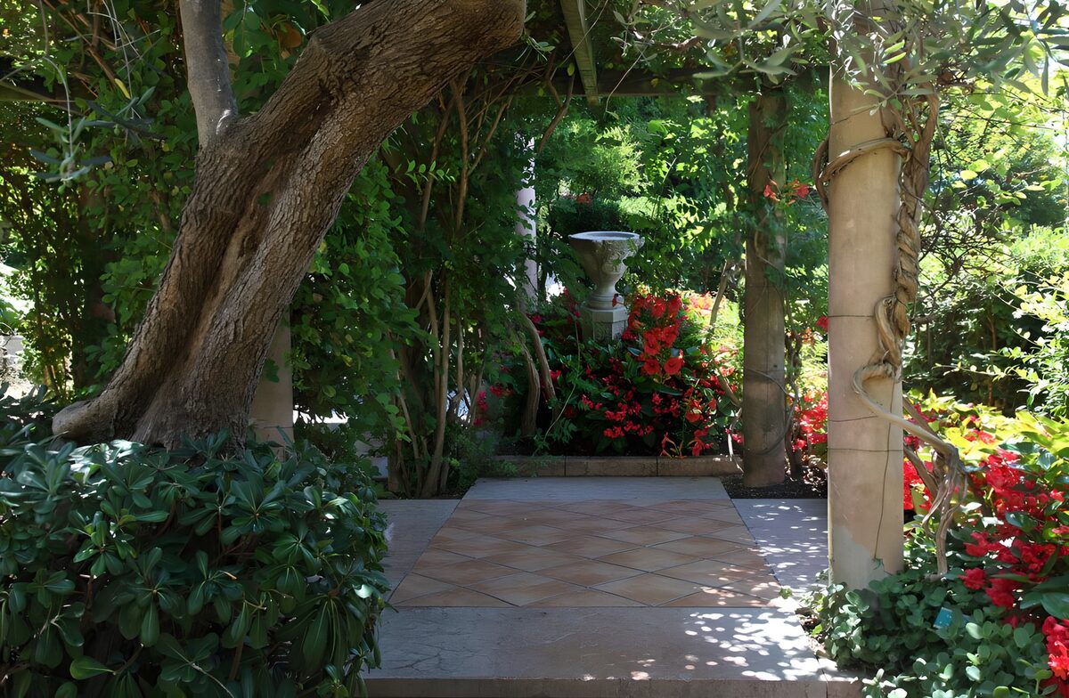 PDGIT2716707: Colonne e fiori rossi all’ombra del pergolato