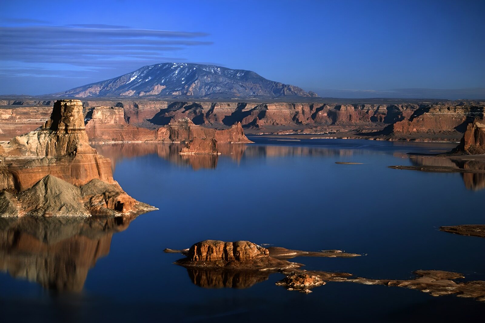 PDGIT7781775: Lago blu tra pareti di roccia rossa