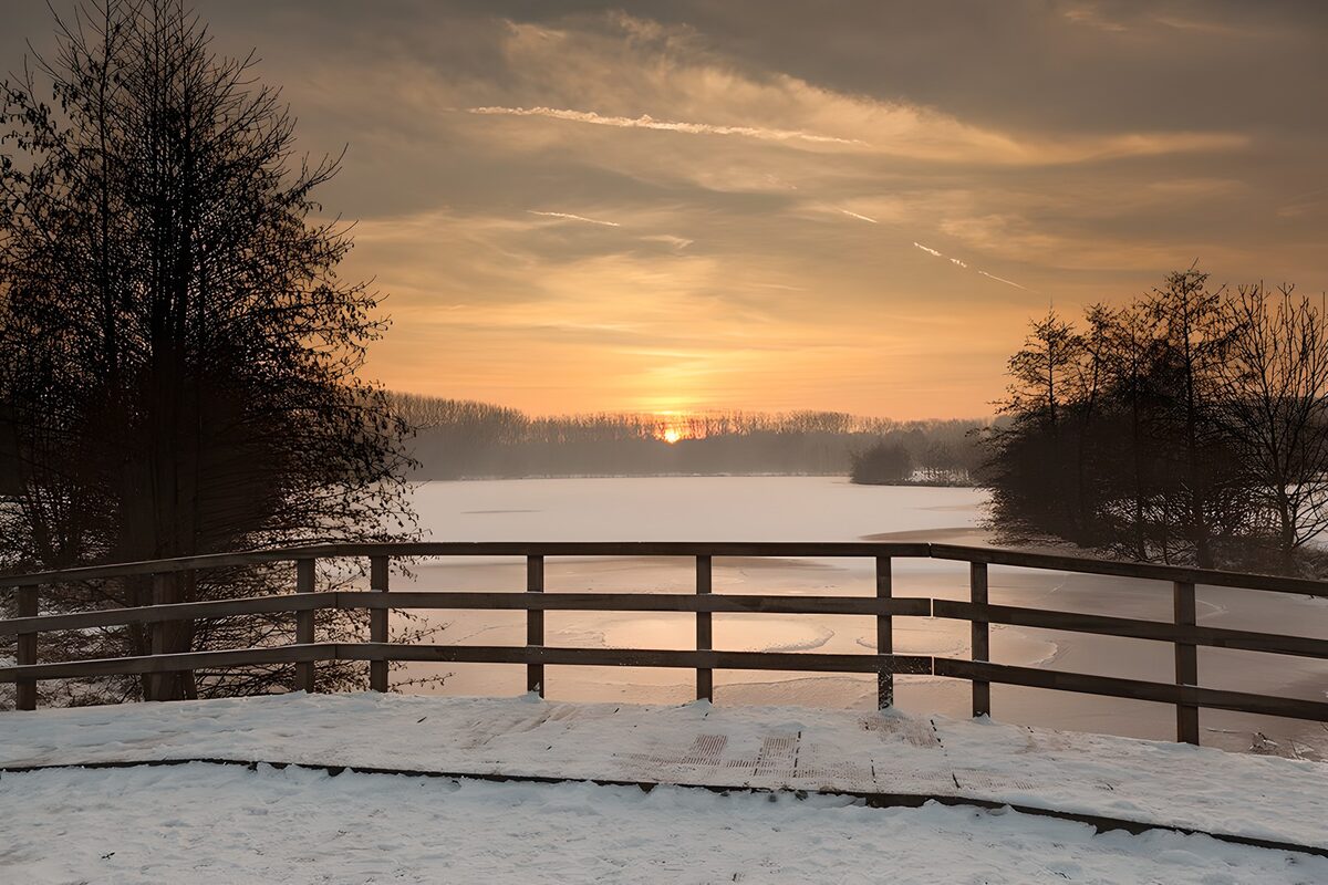 PDGIT4318657: Lago ghiacciato al tramonto