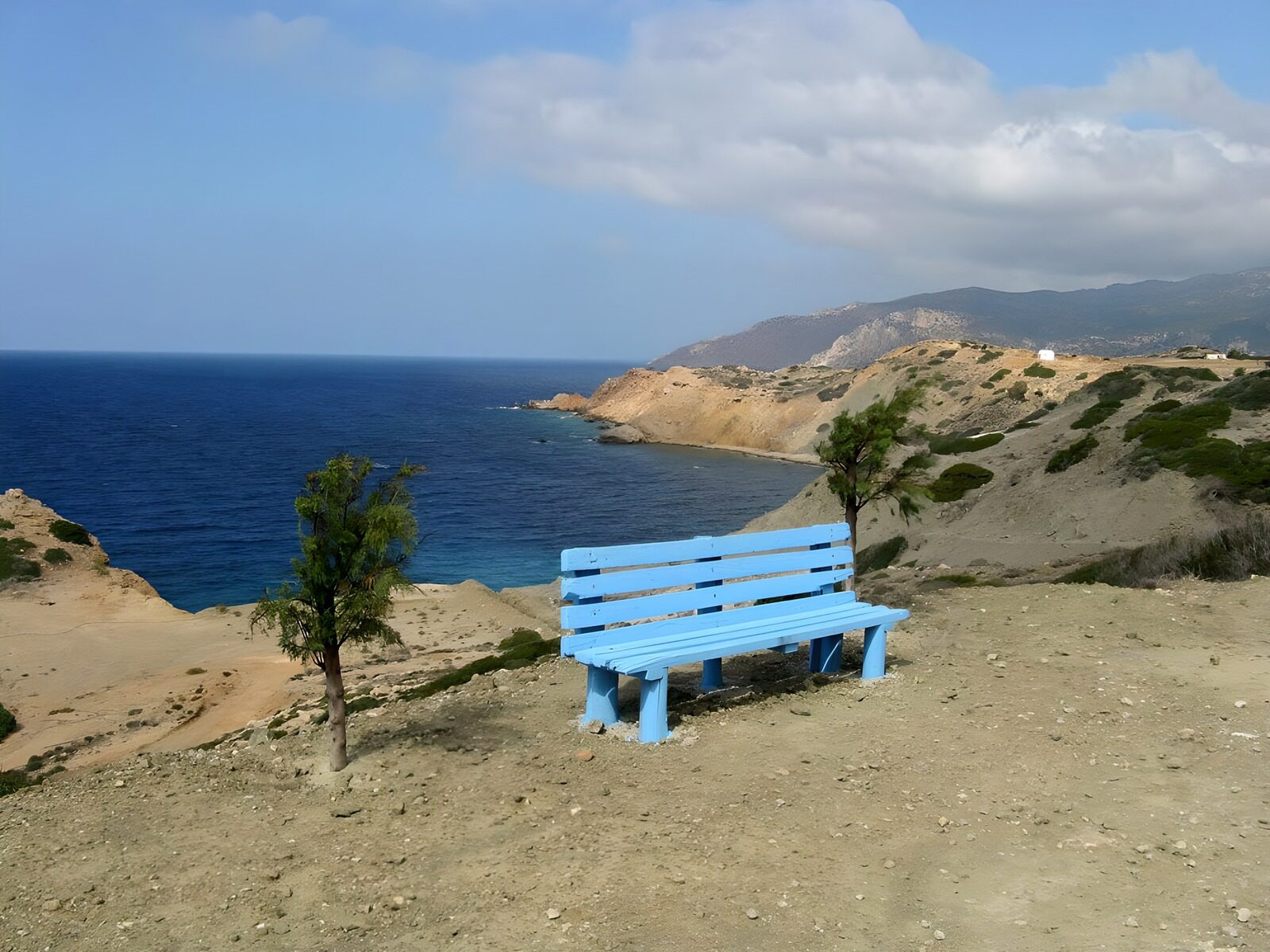 PDGIT2125892: Panchina azzurra sulla baia silenziosa