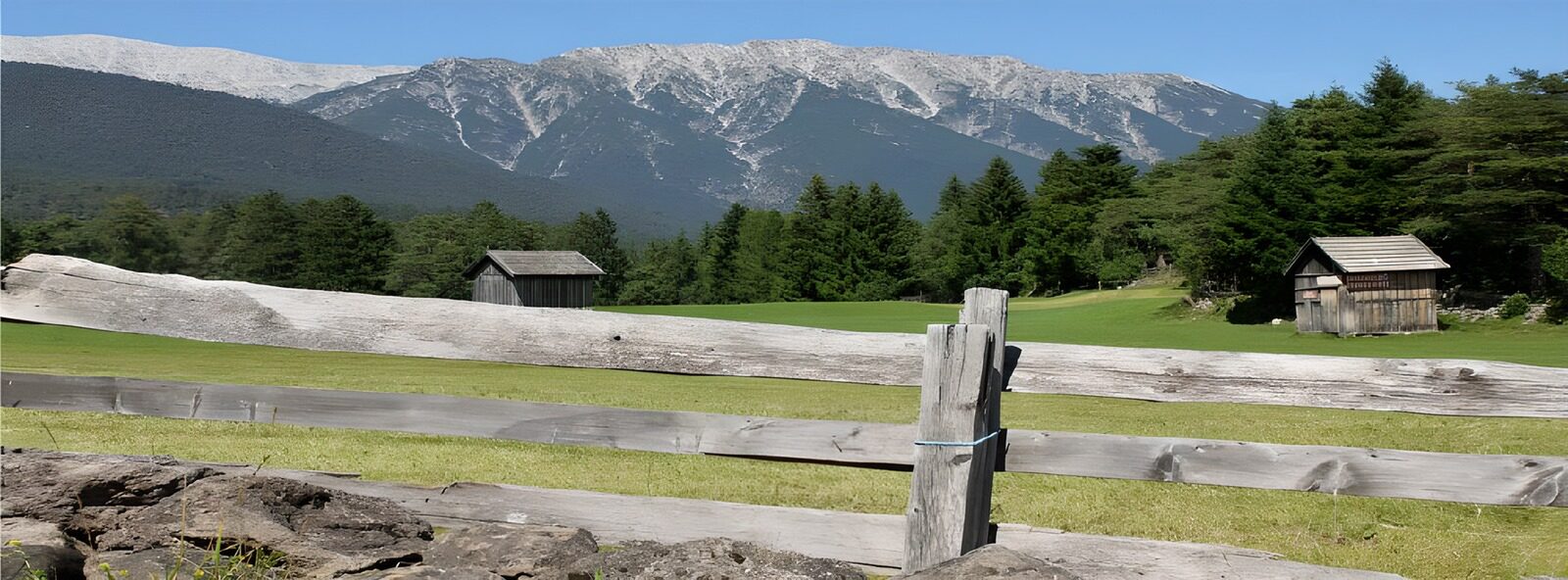 PDGIT5893753: Prato di montagna con baite e staccionata