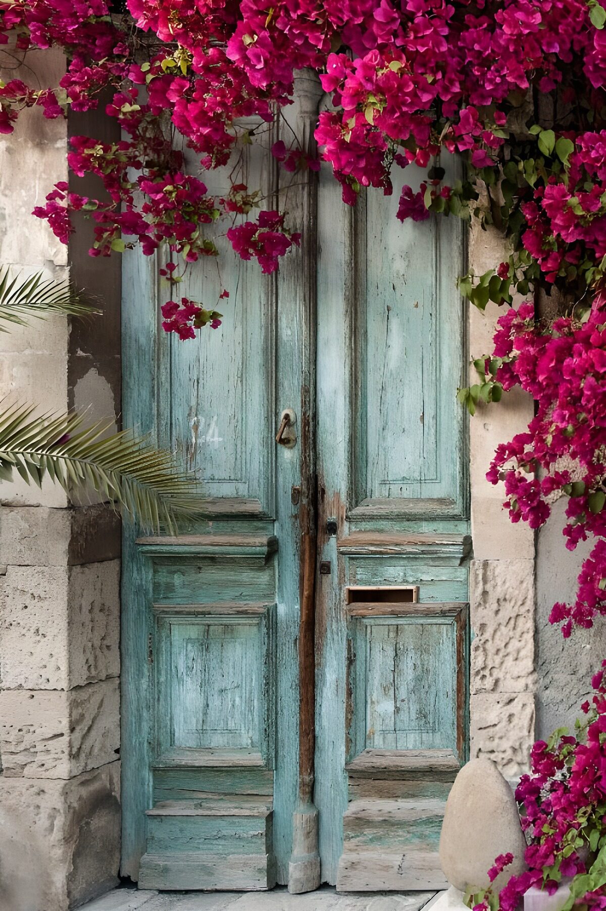 Porta turchese tra le buganvillee
