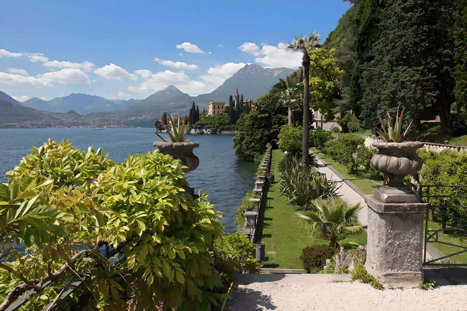 PDGIT6616073: Il blu del lago abbraccia il giardino