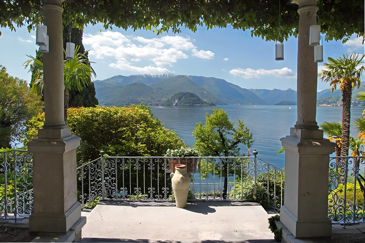 PDGIT1049416: Terrazza sul lago tra colonne e palme