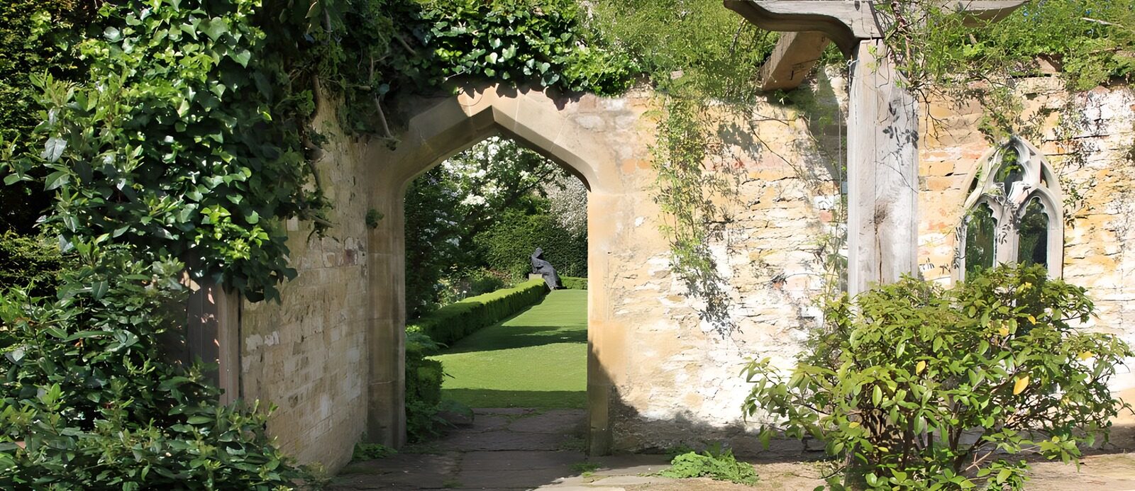 PDGIT6121910: Arco gotico su un giardino appartato