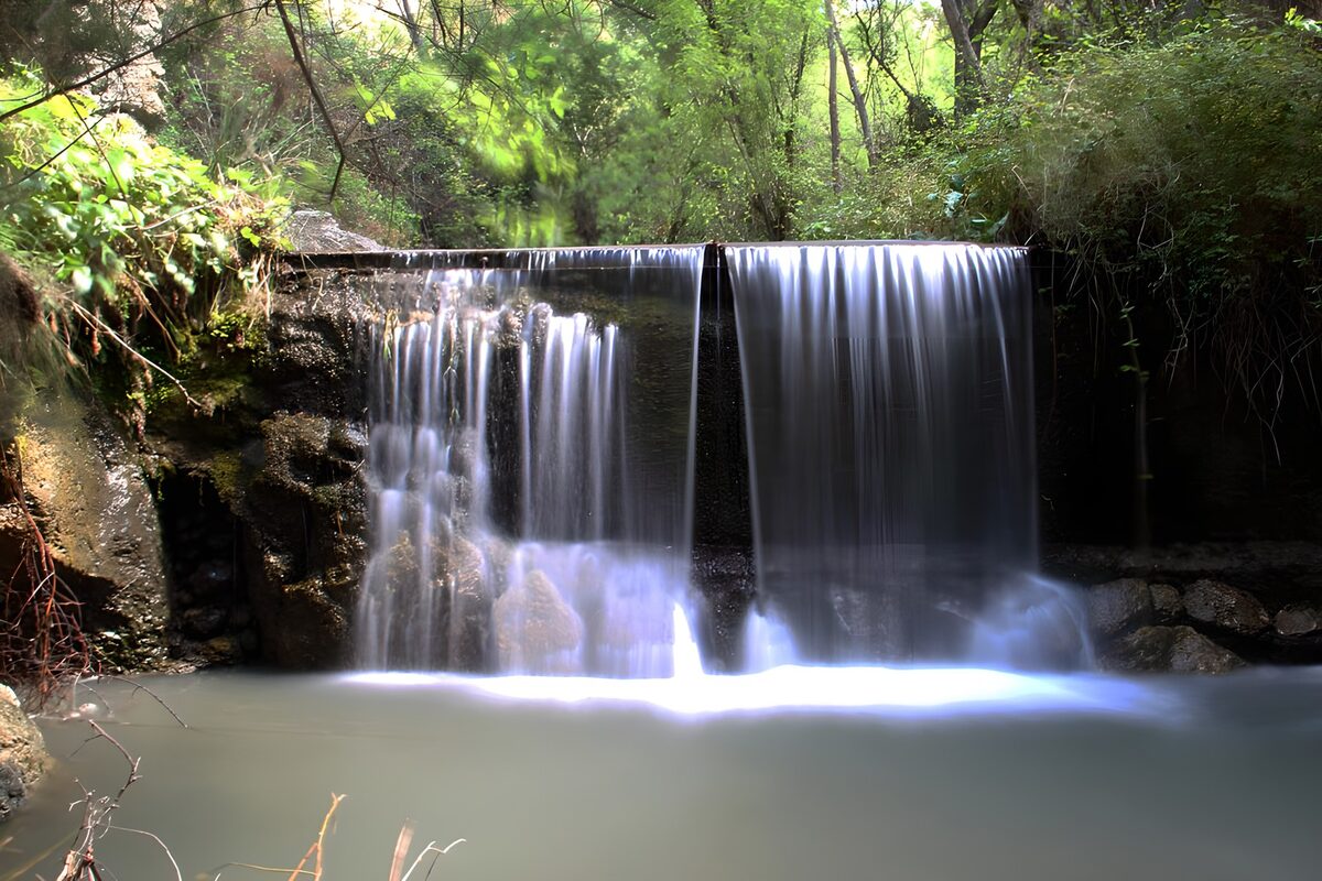 PDGIT1357776: Piccola cascata nel verde del bosco