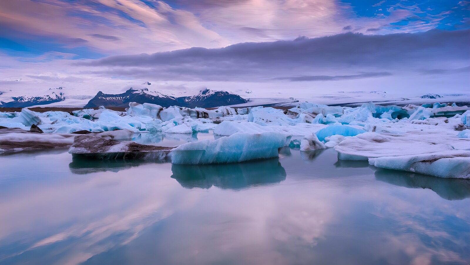 PDGIT1830659: Iceberg e montagne sotto un cielo rosa