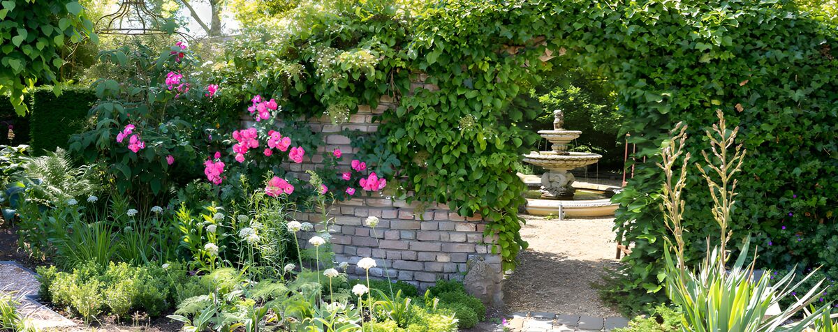 PDGIT5332168: Giardino con rose, edera e fontana