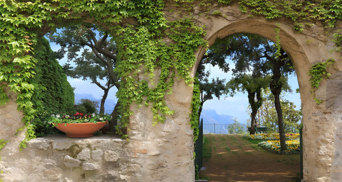 PDGIT7215537: Arco in pietra sul giardino ombroso
