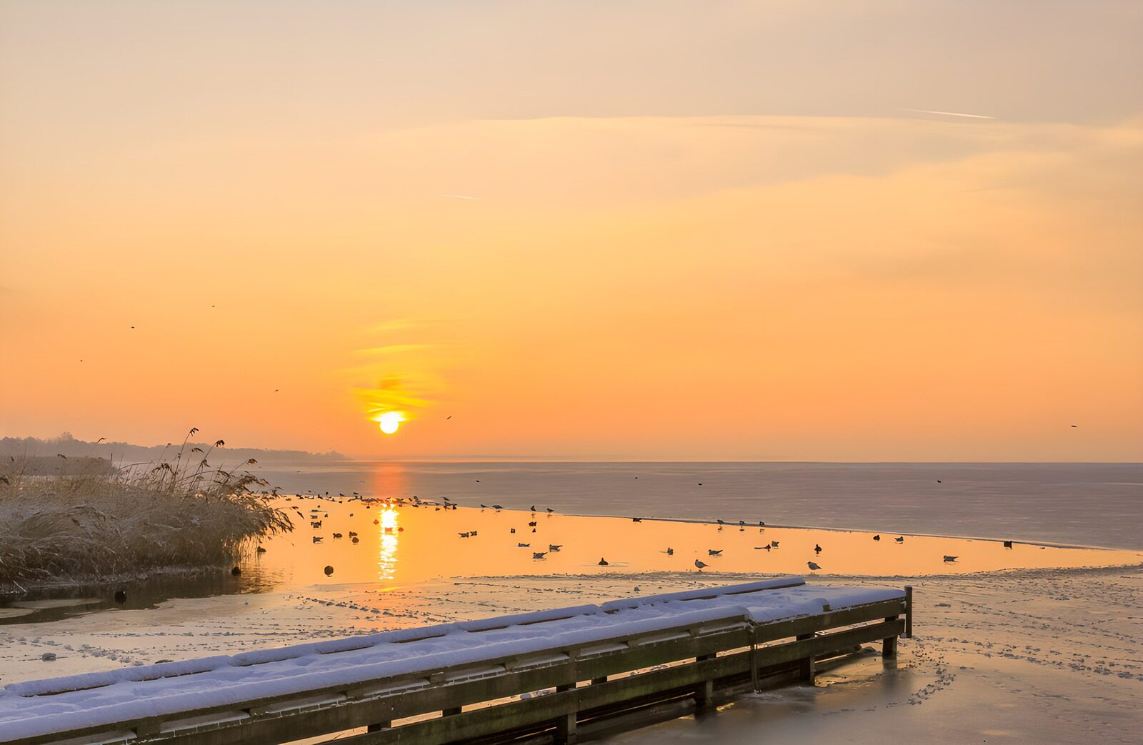 PDGIT9680392: Pontile innevato al tramonto