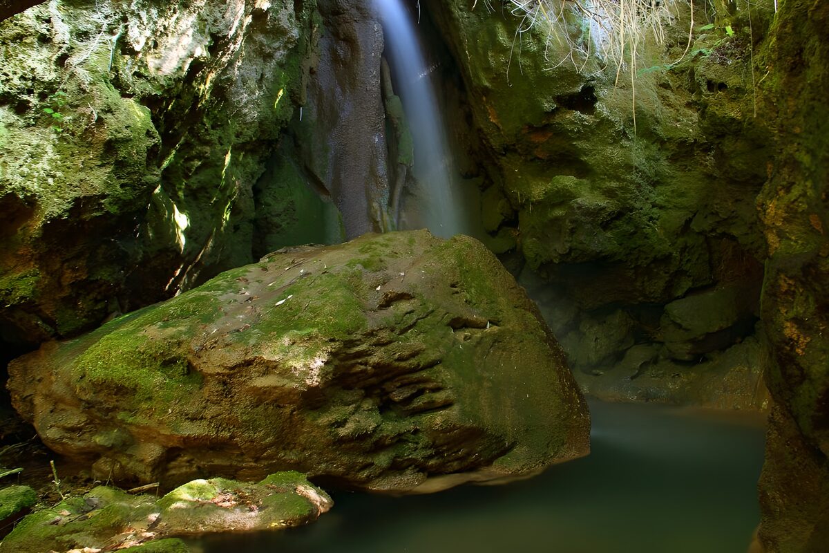 Cascata tra rocce e muschio