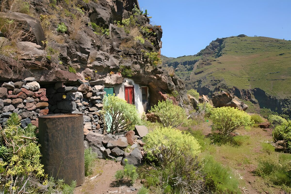 PDGIT9143366: Casa nella roccia al sole