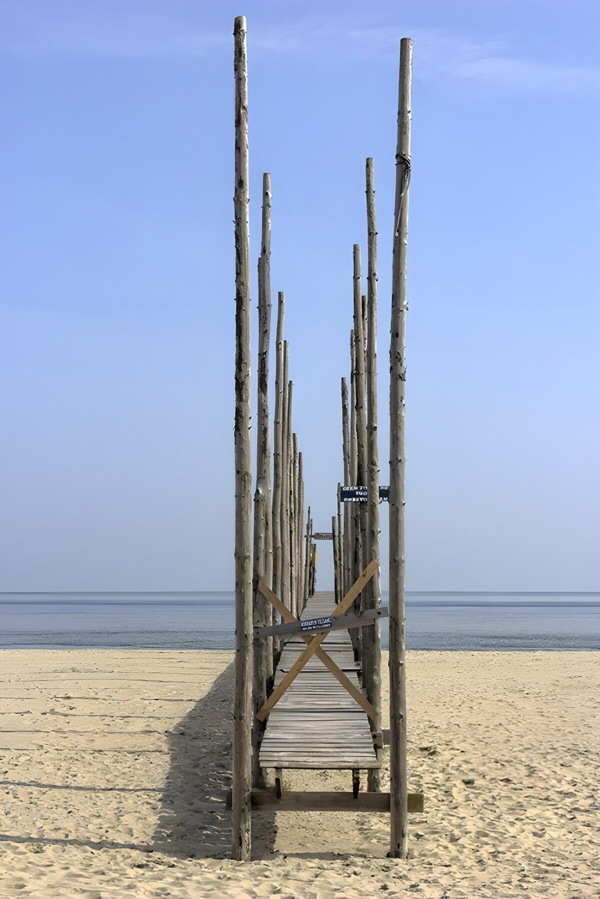 PDGIT6391354: Pontile di legno sul mare calmo