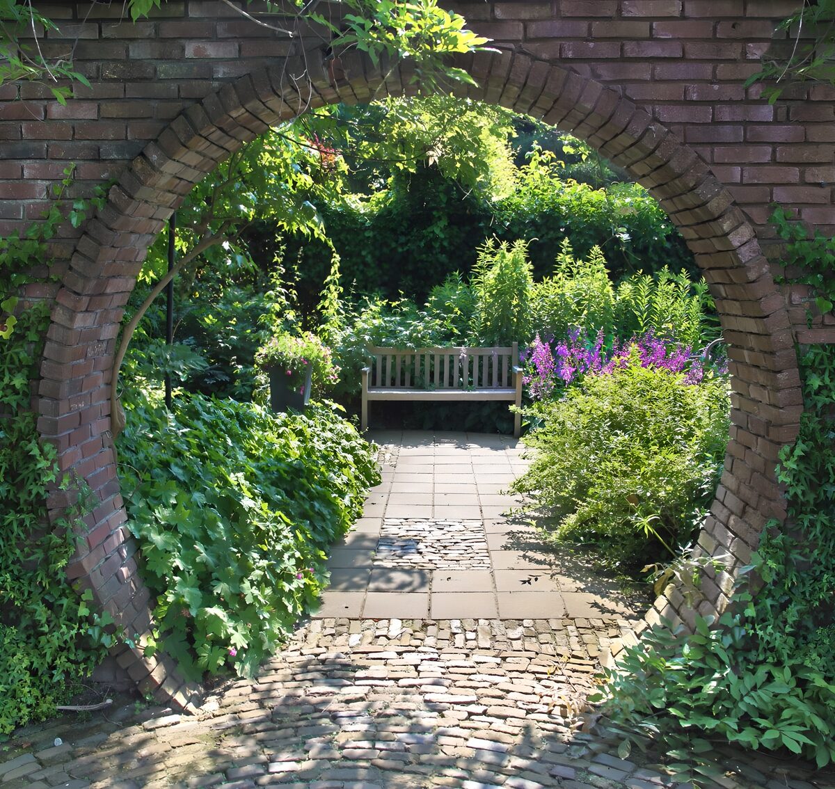 PDGIT8164806: Arco in mattoni su un giardino appartato