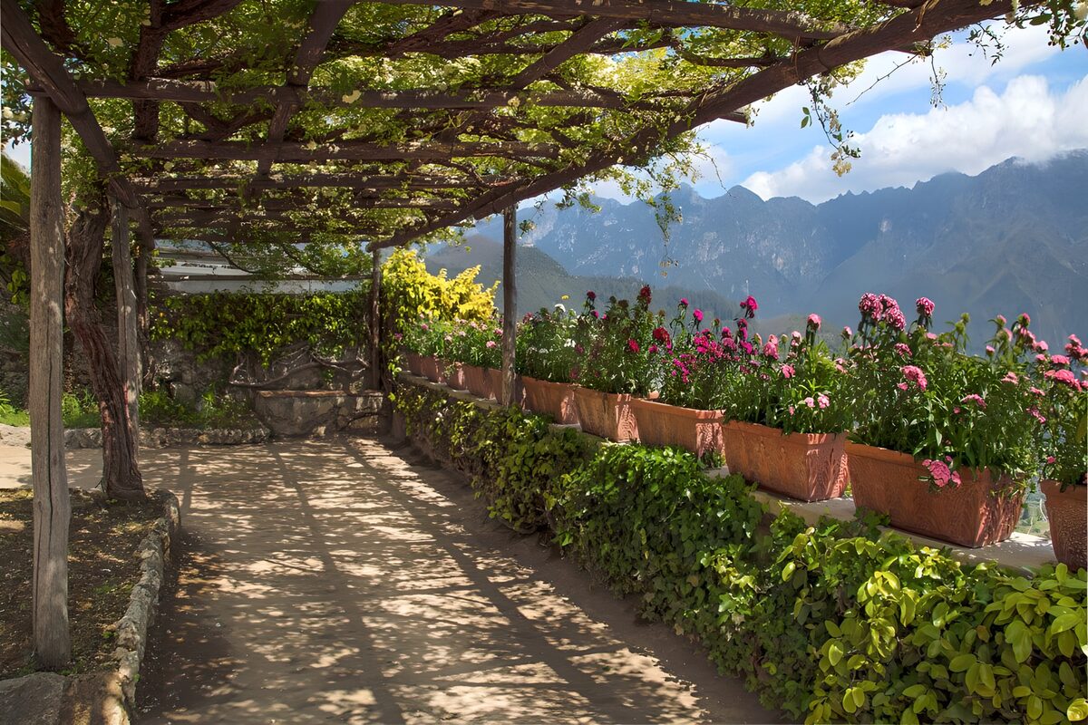 Pergola fiorita con vista sulle montagne